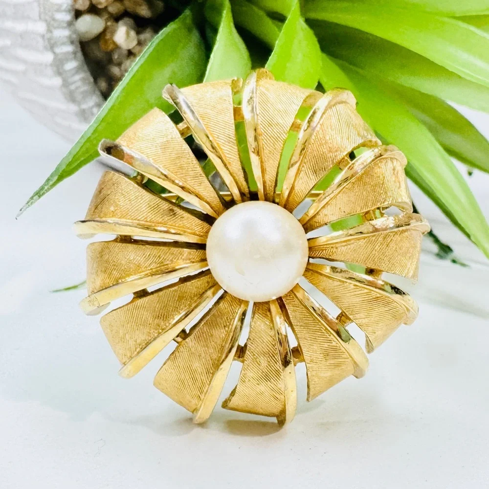 Vintage 1950s Crown Trifari Faux Pearl Ribbon Dome Flower Sunburst Brooch Pin